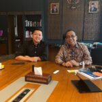 Bayu Skak Instagram - Awal tahun dibuka dengan diskusi panjang bersama Pak Mensesneg. Kedepan akan lebih banyak membuat karya yang terus menjunjung kebhinekaan . filosofi rujak Lek Har dalam Lokadrama Lara Ati. Ada manis, ada asin, ada sepet, ada juga pahit dicampur dalam petis gurih diuleg uleg bumbunya biar merata mengenai aneka isi buah, tahu, tempe, menjes dan daun lalapan semuanya melebur tanpa hilang satu karakterpun, pedesnya teringat sampai besok lusa meski dinetralkan oleh kerupuk bagong dan kopi panas. Itulah 🇮🇩 Kementerian Sekretariat Negara Republik Indonesia