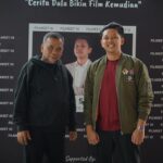 Bayu Skak Instagram – Senang sekali hari ini bisa sharing & bertukar pikiran bersama peminat, penggiat, penikmat film yang ada di Garut
.
ini kali pertama saya datang ke Garut, kesan pertama saya takjub melihat anak-anak di sini sudah banyak diikut sertakan ke project project besar seperti Suparman reborn, Preman Pensiun dll. Semangat yang digaungkan juga selaras dengan yang saya lakukan selama ini yaitu agar yang di daerah juga bisa bersaing. Pada dasarnya karya kreatif berupa Film dan Series adalah lokomotif untuk menarik gerbong2 industri lain yang ada di daerah tersebut, seperti contoh sektor pariwisata akan lebih dikenal jika dimasukan ke karya film atau series
.
@garutfilmforum #filmeet Garut, Jawa Barat