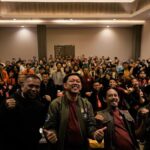 Bayu Skak Instagram – Senang sekali hari ini bisa sharing & bertukar pikiran bersama peminat, penggiat, penikmat film yang ada di Garut
.
ini kali pertama saya datang ke Garut, kesan pertama saya takjub melihat anak-anak di sini sudah banyak diikut sertakan ke project project besar seperti Suparman reborn, Preman Pensiun dll. Semangat yang digaungkan juga selaras dengan yang saya lakukan selama ini yaitu agar yang di daerah juga bisa bersaing. Pada dasarnya karya kreatif berupa Film dan Series adalah lokomotif untuk menarik gerbong2 industri lain yang ada di daerah tersebut, seperti contoh sektor pariwisata akan lebih dikenal jika dimasukan ke karya film atau series
.
@garutfilmforum #filmeet Garut, Jawa Barat