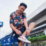 Bayu Skak Instagram - Melbu weekend ngene iki penake mlaku-mlaku dolan. Iki ben keren pol-polan aku nganggo sepatu @patrobas.id X @cleopurewater 😃👍🏼 M Bloc Space