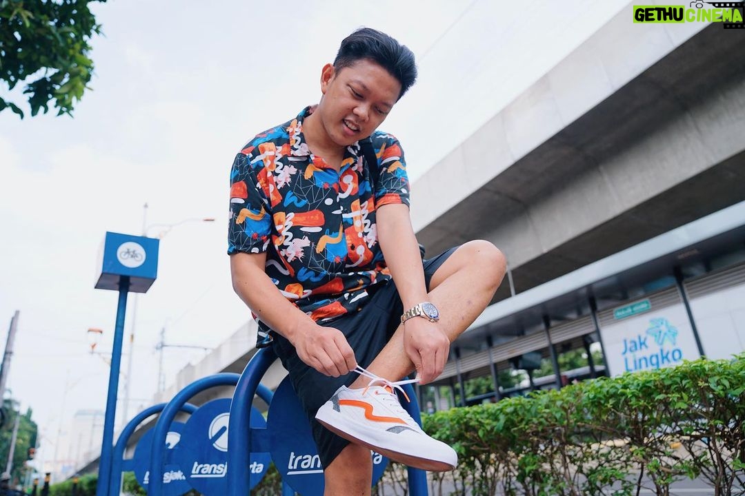Bayu Skak Instagram - Melbu weekend ngene iki penake mlaku-mlaku dolan. Iki ben keren pol-polan aku nganggo sepatu @patrobas.id X @cleopurewater 😃👍🏼 M Bloc Space