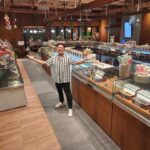 Bayu Skak Instagram - Rek! ning film Lara Ati si Ayu Londo anake Pak Fred kan duwe usaha pastry. Nah nang dunia nyata pasrtyne iki yo ono tenanan nok Suroboyo, menurutku iki best pastry nang Suroboyo Rek jenenge IGOR’S PASTRY. Dulino rene soale iki ono sing unik menu anyar Croissant Geprek mak nyos temenan @igorspastry @croissantgeprek.id Igor's Pastry & Cafe