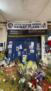 Bayu Skak Instagram - Siang ini tadi mengunjungi Stadion Kanjuruhan bersama pemain Lara Ati Film & Lokadrama. Memanjatkan doa untuk para korban tragedi Kanjuruhan. Al-Fatihah kanggo para korban 🙏🏽