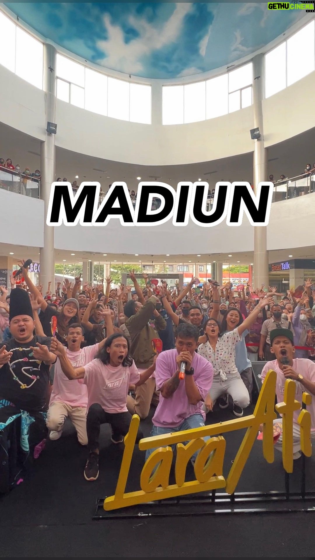 Bayu Skak Instagram - MADIUN! suwun sing akeh kanggone kabeh sing disempetno teko senajano isih jam kerjo 🙏🏽 meriah poll pollan Madiun #LaraAti #IkiUripKu #MusuhWongSugih
