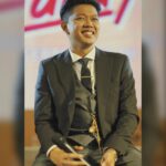Bayu Skak Instagram – Iki wingi nang gala premiere Lara Ati aku macak modelan barat tapi isih nyekel budoyo Jowo ngene iki Rek. Nek didelok soko mburi aku nganggo keris. Keris sing tak nggo iki soko Mbah sing soko ibuku, sakdurunge aku nganggo soko Mbahku sing soko Bapakku dadi gentenan ganti keris. Pingin ngewenehi ngerti sisan nek keris dudu kanggo klenik-klenikan tapi keris lambang kebanggane kene sebagai wong Lanang Jowo, nah itulah kenopo nang acara gedeku iki aku nganggo kerise mbah-mbahku Rek
.
by @wonghangtailor @stephenwongso 
.
📸 @halohdoo
