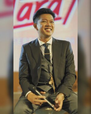 Bayu Skak Instagram - Iki wingi nang gala premiere Lara Ati aku macak modelan barat tapi isih nyekel budoyo Jowo ngene iki Rek. Nek didelok soko mburi aku nganggo keris. Keris sing tak nggo iki soko Mbah sing soko ibuku, sakdurunge aku nganggo soko Mbahku sing soko Bapakku dadi gentenan ganti keris. Pingin ngewenehi ngerti sisan nek keris dudu kanggo klenik-klenikan tapi keris lambang kebanggane kene sebagai wong Lanang Jowo, nah itulah kenopo nang acara gedeku iki aku nganggo kerise mbah-mbahku Rek
.
by @wonghangtailor @stephenwongso 
.
📸 @halohdoo