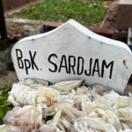 Bayu Skak Instagram - Innalillahiwainnailaihirojiun . Seorang kakek yang selalu mendoakan untuk yang terbaik. Saya merasa beruntung sekali bisa menjadi cucu yang di setiap karya besar saya bisa didoakan oleh Mbah Kung saya. Doa dan semangatnya selalu menyertai saya di setiap pekerjaan yang saya kerjakan . Sardjam, seseorang yang di tahun 1957 mengayuh sepedahnya dari Candi, Sidoarjo menuju ke Malang. Sebelumnya kehidupannya di Sidoarjo sehari-hari mengarit untuk pakan ternak, perginya ke Malang untuk mencari penghidupan yang lebih baik. Setelah di Malang segala pekerjaan diterima olehnya mulai menjadi pelayan restoran hingga menjadi montir, hingga akhirnya Pak Sardjam bisa masuk menjadi pns dan berkeluarga di Kota Malang . Semangatnya untuk menjadi lebih baik Alhamdulillah juga tumbuh di pribadi saya. Dari masa berjuang sewaktu muda untuk hidup sehari-hari hingga akhir hayatnya semangat yang terus ditekankan adalah “anak putuku kudu unggul” inilah yang membuat beliau kerja keras untuk masa depan yang lebih baik . Pak Sardjam tutup usia hari ini di usianya yang ke 86 tahun. Beliau menyaksikan zaman Jepang, Republik ini lahir, kekacauan 65, reformasi, hingga saat ini. Selalu menjadi teman diskusi sejarah yang baik bersama saya, tidak hanya sejarah, pelajaran hidup juga banyak saya dapat dari Mbah Kung saya ini . Selamat jalan Pak Sardjam, Selamat jalan Mbah Kungku, Bayu sayang Mbah Kung.