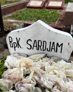 Bayu Skak Instagram - Innalillahiwainnailaihirojiun . Seorang kakek yang selalu mendoakan untuk yang terbaik. Saya merasa beruntung sekali bisa menjadi cucu yang di setiap karya besar saya bisa didoakan oleh Mbah Kung saya. Doa dan semangatnya selalu menyertai saya di setiap pekerjaan yang saya kerjakan . Sardjam, seseorang yang di tahun 1957 mengayuh sepedahnya dari Candi, Sidoarjo menuju ke Malang. Sebelumnya kehidupannya di Sidoarjo sehari-hari mengarit untuk pakan ternak, perginya ke Malang untuk mencari penghidupan yang lebih baik. Setelah di Malang segala pekerjaan diterima olehnya mulai menjadi pelayan restoran hingga menjadi montir, hingga akhirnya Pak Sardjam bisa masuk menjadi pns dan berkeluarga di Kota Malang . Semangatnya untuk menjadi lebih baik Alhamdulillah juga tumbuh di pribadi saya. Dari masa berjuang sewaktu muda untuk hidup sehari-hari hingga akhir hayatnya semangat yang terus ditekankan adalah “anak putuku kudu unggul” inilah yang membuat beliau kerja keras untuk masa depan yang lebih baik . Pak Sardjam tutup usia hari ini di usianya yang ke 86 tahun. Beliau menyaksikan zaman Jepang, Republik ini lahir, kekacauan 65, reformasi, hingga saat ini. Selalu menjadi teman diskusi sejarah yang baik bersama saya, tidak hanya sejarah, pelajaran hidup juga banyak saya dapat dari Mbah Kung saya ini . Selamat jalan Pak Sardjam, Selamat jalan Mbah Kungku, Bayu sayang Mbah Kung.