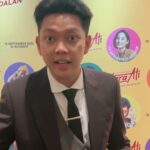 Bayu Skak Instagram - ramaikan Rek! pas pemain Lara Ati tour nang kuthomu. Merapat teko’o kabeh soale kene bakal bagi bagi emas batangan soko @ubs.gold dan iku akeh banget Rek! ngko nek ono kuis-kuis ngono hadiahe berkelas oleh emas gak okeh kaos tok #LaraAti #IkiUripku #MusuhWongSugih