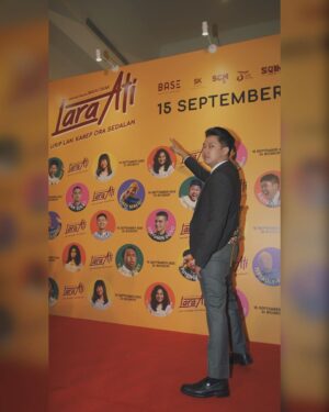 Bayu Skak Instagram - Iki wingi nang gala premiere Lara Ati aku macak modelan barat tapi isih nyekel budoyo Jowo ngene iki Rek. Nek didelok soko mburi aku nganggo keris. Keris sing tak nggo iki soko Mbah sing soko ibuku, sakdurunge aku nganggo soko Mbahku sing soko Bapakku dadi gentenan ganti keris. Pingin ngewenehi ngerti sisan nek keris dudu kanggo klenik-klenikan tapi keris lambang kebanggane kene sebagai wong Lanang Jowo, nah itulah kenopo nang acara gedeku iki aku nganggo kerise mbah-mbahku Rek
.
by @wonghangtailor @stephenwongso 
.
📸 @halohdoo
