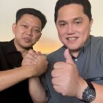 Bayu Skak Instagram - Selama ini kita masih tergantung pada Sumber Daya Alam sebagai sumber utama devisa Negara, padahal ada cara lain juga untuk bisa menggenjot devisa Negara yaitu dengan cara menjual produk kreatif ke sebanyak-banyaknya Negara . Jepang & Korea Selatan sudah membuktikan itu, tanpa harus terus mengeruk sumber daya alam mereka. Jualan produk kreatif sudah membuat mereka berjaya. Jualan produk kreatif juga enak banget karena SDA utuh, hutan-hutan gak gundul, buminya tidak terus dikeruk karena bahan bakar untuk membuat produk kreatif adalah Sumber Daya Manusianya, IDE dari manusianya, dan ini tidak akan pernah habis. Kalau SDA kan akan bisa habis suatu saat nanti. serta Indonesia mempunyai bonus demografi yang sebenarnya itu merupakan amunisi SDM untuk membangun industri kreatif . Produk Kreatif tersebut juga bisa menjadi lokomotif untuk menarik brand-brand yang kita punya (dalam negeri) untuk bisa digaungkan ke sebanyak-banyaknya Negara. Dengan ini sekalian juga kita bisa memperkenalkan Budaya kita ke sebanyak banyaknya Negara . Nah! semua ini perlu blueprint grand plan yang besar dan kongkrit. Saya selalu akan mensupport siapapun yang kedepan jika sudah memimpin Negara ini bisa mengakomodir ide blueprint grand plan untuk kreatif ini. Karena untuk bisa berjaya, Negara harus penuh hadir untuk ikut serta dari hulu ke hilir, serta bisa mempermudah financing ke produk-produk kreatif yang akan dibuat . BRAVO untuk Pak Erick selaku menteri BUMN sudah colong start dengan merubah PFN yang dulunya BUMN untuk membuat film menjadi perusahaan film fund, yang kedepan akan bisa untuk membantu financing film ke sineas-sineas penggiat film dalam negeri. Ini adalah langkah awal Negara untuk bisa mendanai produk kreatif, semoga kedepan kejadian bisa terwujud impian punya blueprint grand plan kreatif ini. Skak Studios juga siap untuk membantu mensukseskan grand plan ini, karena memang impian kami dari jauh hari . Wah pokoknya senang sekali saya bisa berkesempatan ngobrol banyak sekali dengan Bapak Menteri BUMN Pak @erickthohir . Sehat selalu Pak 🙏🏽
