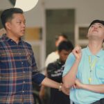 Bayu Skak Instagram - Innalilahiwainailaihi rojiun, selamat jalan Dim. Bakal kangen karo guyonanmu karo tingkah kocakmu. Awakmu wong apik Dim, senajano karaktere Michael iki eblas tapi wong asline Dimas iki Masaalah dijak ngerasani wong iku mesti gak gelem, mugo oleh panggonan sing paling apik saking Allah . Dimas Rendy atau biasa diceluk “Melip” pertama ndelok aku langsung klop nek misal dia iki duwe potensi sing iso ditonjolkan, waktu iku aku iling banget de’e melu antri melu casting Lokadrama Lara Ati sing diselenggarakan nok Mall Lenmarc. Pas wayahe seleksi nok panggung audisi actinge lanyah dan all out opo onone, sehingga memenangkan karakter Michael si tukang parkir melip nok season 1. Amergo membuktikan actinge apik nok season 1 akhire karakter Michael ditambahi perane nok season 2. Bahkan nek nonton Lara Ati season 2 hampir kabeh episode ono Michael. Karaktere Dimas sing kocak bener-bener iso nguripi karakter si Michael iki Rek . Dimas Rendy wis ono 4 bulanan iki sakit, beberapa kali tes darah dan sebenere gak ada apa-apa. Iki mau pas ono waktu berbincang karo pihak keluarga kondo nek misale Dimas 2 mingguan terakhir kondisine memburuk mergo sesek & asam lambung naik, ketika masuk makanan juga perih. 3 hari terakhir Dimas masuk ICU mergo kritis disertai vertigo akut. Dino iki tanggal 5 pukul 00:08 Dimas berpulang, nyuwun tolong kabeh Rek dungone kanggo Dimas, Al-Fatihah kanggo Dimas Rendy 🙏🏽