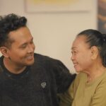 Bayu Skak Instagram - Kasih ibu sepanjang masa Rek. Episode dino iki mau Bu Darmi (Ibu Fadly) mbelani mulih soko Hong Kong gara-gara kerungu anake kecelakaan. Ket cilik Fadly ditinggal Ibu’e nang Hong Kong kudu urip dewean nang Suroboyo. Sakwise Bapak’e sedo Ibu’e Fadly kudu tanggap langsung dadi tulang punggung keluarga megro iku nyambut gawe nang Hong Kong . #LaraAti #LaraAtiLokadrama #IkiUripKu #MusuhWongSugih