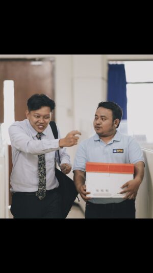 Bayu Skak Instagram - 20 ewu mas, gawe mangan mas… Anakku doyan fried chicken mas
.
sopo sing duwe konco koyo Kacong (@hari_otong89) ngene Rek? opo sing mbok lakoni nek wis kadung ditodong?
.
#LaraAti #LaraAtiLokaDrama #IkiUripKu #MusuhWongSugih