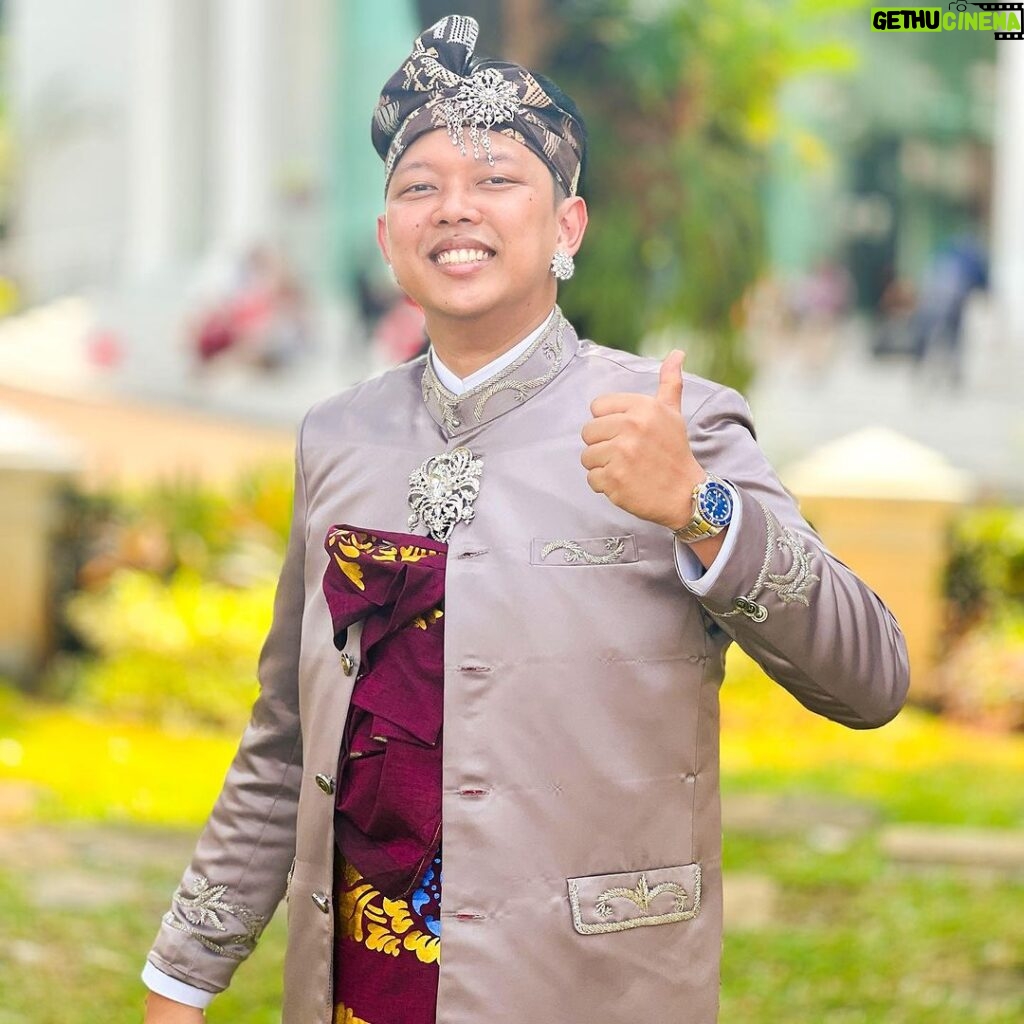 Bayu Skak Instagram - Untuk upacara di Istana kali ini saya mengenakan pakaian adat dari Bali. Terakhir upacara di Istana 2019 dulu sudah memakai adat Jawa. Dibantuin sesegera mungkin oleh @putribddn untuk mengenakan baju adat Bali ini 😄 . DIRGAHAYU REPUBLIK INDONESIA YANG KE-78! TERUS MELAJU UNTUK INDONESIA MAJU Istana Negara