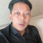 Bayu Skak Instagram - Nyuwun dukungane Rek, Nek awakmu seneng karo Lara Ati LokaDrama. Iki soale arep dipindah jam tayange nang jam kerjo. Iki sebenere sing kedaden Lara Ati Lokadrama melbu top 10 rating Indonesia, mandek nang rating 7. Aku dikabari tapi jare mudun share e dadi dipindahno nang jam kerjo wae, gak tayang wayah bengi maneh.. nek awakmu podo kerso, kesan pesanmu kenopo seneng Lara Ati Lokadrama suarakan nang akun sosmed e SCTV ben kene dirungokno Rek, selama iki dadakno kene koyo cuman sak sliwetan tok, gak dilirik nek kene gak lantang nyuarakan Rek