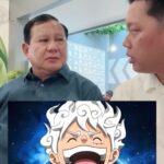Bayu Skak Instagram - Hari ini berkesempatan untuk dialog bersama Menteri Pertahanan Republik Indonesia, Bapak Prabowo Subianto @prabowo . Sebelumnya saya mencoba mencari celah apa yang bisa penggiat kreatif seperti saya obrolkan ketika ada kesempatan ngobrol dengan MenHan, kemudian keluar 1 ide yaitu “ekspansi”. Kementerian pertahanan juga bisa ofensif untuk mempertahankan Negara. Inilah semangatnya, yaitu kita harus offense kita harus ekspansi, tapi tidak menggunakan senapan melainkan menggunakan karya kreatif . Karena karya kreatif berupa film, series, animasi itu sangat cocok untuk menjadi senjata utama untuk ekspansi ke sebanyak-banyaknya negara. KENALI-CINTAI-KONSUMSI di awal dulu Jepang memperkenalkan Doraemon ke kita, meskipun tontonan anak kecil itu membuat kita cinta dengangan produk-produk yang juga diusung oleh Doraemon seperti Mie Ramen, Sushi, Dorayaki, ketika sudah dewasa dan berpenghasilan anak kecil yang nonton Doraemon itu akan beli apa yang mereka sudah Kenal & Cinta, akhirnya kita menjadi market yang besar untuk Jepang. 40-30 tahun lalu tidak banyak bahkan tidak ada restoran Jepang di Indonesia, tapi sekarang sudah banyak sekali, itulah cara Jepang berperang dengan karya kreatif, begitu pula Korea Selatan yang sekarang terkenal dengan Kpop dan Drakornya . Sudah terlalu lama kita menjadi market yang besar bagi Negara2 lain untuk jualan produk mereka. Kita harus segera untuk membuat roadmap National Pride Strategy (strategi budaya) yg expansif karena sudah waktunya Budaya Nusantara digemari dunia. Jika kita start sekarang jangan kaget kalau 10-15 tahun lagi di Amerika banyak angkringan! Apakah ini mustahil? 15 tahun lalu masih tidak ada restoran Korea, makanan Korea tidak populer di kalangan kita. Tapi hari ini setelah diperlenalkan dari produk kreatif berupa drama korea sudah banyak sekali resto-resto Korea di Indonesia. Saya tadi usul bikin skala negara tetangga dulu, malaysia, brunei, myanmar. Harus kita perangi dg budaya dulu melalui film, series, animasi dll. nantinya itu jadi lokomotif produk lain yang negara kita miliki untuk bersaing di pasar mereka . Terimakasih Pak Prabowo atas waktunya mengobrol. Saya juga terimakasih pada Mas Bro @tedsky89