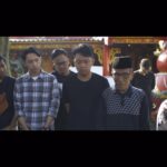 Bayu Skak Instagram - Innalillahiwainnailaihirojiun . Seorang kakek yang selalu mendoakan untuk yang terbaik. Saya merasa beruntung sekali bisa menjadi cucu yang di setiap karya besar saya bisa didoakan oleh Mbah Kung saya. Doa dan semangatnya selalu menyertai saya di setiap pekerjaan yang saya kerjakan . Sardjam, seseorang yang di tahun 1957 mengayuh sepedahnya dari Candi, Sidoarjo menuju ke Malang. Sebelumnya kehidupannya di Sidoarjo sehari-hari mengarit untuk pakan ternak, perginya ke Malang untuk mencari penghidupan yang lebih baik. Setelah di Malang segala pekerjaan diterima olehnya mulai menjadi pelayan restoran hingga menjadi montir, hingga akhirnya Pak Sardjam bisa masuk menjadi pns dan berkeluarga di Kota Malang . Semangatnya untuk menjadi lebih baik Alhamdulillah juga tumbuh di pribadi saya. Dari masa berjuang sewaktu muda untuk hidup sehari-hari hingga akhir hayatnya semangat yang terus ditekankan adalah “anak putuku kudu unggul” inilah yang membuat beliau kerja keras untuk masa depan yang lebih baik . Pak Sardjam tutup usia hari ini di usianya yang ke 86 tahun. Beliau menyaksikan zaman Jepang, Republik ini lahir, kekacauan 65, reformasi, hingga saat ini. Selalu menjadi teman diskusi sejarah yang baik bersama saya, tidak hanya sejarah, pelajaran hidup juga banyak saya dapat dari Mbah Kung saya ini . Selamat jalan Pak Sardjam, Selamat jalan Mbah Kungku, Bayu sayang Mbah Kung.