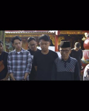 Bayu Skak Instagram - Innalillahiwainnailaihirojiun 
.
Seorang kakek yang selalu mendoakan untuk yang terbaik. Saya merasa beruntung sekali bisa menjadi cucu yang di setiap karya besar saya bisa didoakan oleh Mbah Kung saya. Doa dan semangatnya selalu menyertai saya di setiap pekerjaan yang saya kerjakan
.
Sardjam, seseorang yang di tahun 1957 mengayuh sepedahnya dari Candi, Sidoarjo menuju ke Malang. Sebelumnya kehidupannya di Sidoarjo sehari-hari mengarit untuk pakan ternak, perginya ke Malang untuk mencari penghidupan yang lebih baik. Setelah di Malang segala pekerjaan diterima olehnya mulai menjadi pelayan restoran hingga menjadi montir, hingga akhirnya Pak Sardjam bisa masuk menjadi pns dan berkeluarga di Kota Malang
.
Semangatnya untuk menjadi lebih baik Alhamdulillah juga tumbuh di pribadi saya. Dari masa berjuang sewaktu muda untuk hidup sehari-hari hingga akhir hayatnya semangat yang terus ditekankan adalah “anak putuku kudu unggul” inilah yang membuat beliau kerja keras untuk masa depan yang lebih baik
.
Pak Sardjam tutup usia hari ini di usianya yang ke 86 tahun. Beliau menyaksikan zaman Jepang, Republik ini lahir, kekacauan 65, reformasi, hingga saat ini. Selalu menjadi teman diskusi sejarah yang baik bersama saya, tidak hanya sejarah, pelajaran hidup juga banyak saya dapat dari Mbah Kung saya ini
.
Selamat jalan Pak Sardjam, Selamat jalan Mbah Kungku, Bayu sayang Mbah Kung.