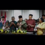Bayu Skak Instagram - Innalillahiwainnailaihirojiun . Seorang kakek yang selalu mendoakan untuk yang terbaik. Saya merasa beruntung sekali bisa menjadi cucu yang di setiap karya besar saya bisa didoakan oleh Mbah Kung saya. Doa dan semangatnya selalu menyertai saya di setiap pekerjaan yang saya kerjakan . Sardjam, seseorang yang di tahun 1957 mengayuh sepedahnya dari Candi, Sidoarjo menuju ke Malang. Sebelumnya kehidupannya di Sidoarjo sehari-hari mengarit untuk pakan ternak, perginya ke Malang untuk mencari penghidupan yang lebih baik. Setelah di Malang segala pekerjaan diterima olehnya mulai menjadi pelayan restoran hingga menjadi montir, hingga akhirnya Pak Sardjam bisa masuk menjadi pns dan berkeluarga di Kota Malang . Semangatnya untuk menjadi lebih baik Alhamdulillah juga tumbuh di pribadi saya. Dari masa berjuang sewaktu muda untuk hidup sehari-hari hingga akhir hayatnya semangat yang terus ditekankan adalah “anak putuku kudu unggul” inilah yang membuat beliau kerja keras untuk masa depan yang lebih baik . Pak Sardjam tutup usia hari ini di usianya yang ke 86 tahun. Beliau menyaksikan zaman Jepang, Republik ini lahir, kekacauan 65, reformasi, hingga saat ini. Selalu menjadi teman diskusi sejarah yang baik bersama saya, tidak hanya sejarah, pelajaran hidup juga banyak saya dapat dari Mbah Kung saya ini . Selamat jalan Pak Sardjam, Selamat jalan Mbah Kungku, Bayu sayang Mbah Kung.