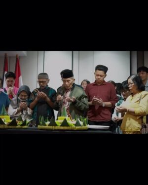 Bayu Skak Instagram - Innalillahiwainnailaihirojiun 
.
Seorang kakek yang selalu mendoakan untuk yang terbaik. Saya merasa beruntung sekali bisa menjadi cucu yang di setiap karya besar saya bisa didoakan oleh Mbah Kung saya. Doa dan semangatnya selalu menyertai saya di setiap pekerjaan yang saya kerjakan
.
Sardjam, seseorang yang di tahun 1957 mengayuh sepedahnya dari Candi, Sidoarjo menuju ke Malang. Sebelumnya kehidupannya di Sidoarjo sehari-hari mengarit untuk pakan ternak, perginya ke Malang untuk mencari penghidupan yang lebih baik. Setelah di Malang segala pekerjaan diterima olehnya mulai menjadi pelayan restoran hingga menjadi montir, hingga akhirnya Pak Sardjam bisa masuk menjadi pns dan berkeluarga di Kota Malang
.
Semangatnya untuk menjadi lebih baik Alhamdulillah juga tumbuh di pribadi saya. Dari masa berjuang sewaktu muda untuk hidup sehari-hari hingga akhir hayatnya semangat yang terus ditekankan adalah “anak putuku kudu unggul” inilah yang membuat beliau kerja keras untuk masa depan yang lebih baik
.
Pak Sardjam tutup usia hari ini di usianya yang ke 86 tahun. Beliau menyaksikan zaman Jepang, Republik ini lahir, kekacauan 65, reformasi, hingga saat ini. Selalu menjadi teman diskusi sejarah yang baik bersama saya, tidak hanya sejarah, pelajaran hidup juga banyak saya dapat dari Mbah Kung saya ini
.
Selamat jalan Pak Sardjam, Selamat jalan Mbah Kungku, Bayu sayang Mbah Kung.