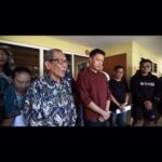 Bayu Skak Instagram - Innalillahiwainnailaihirojiun . Seorang kakek yang selalu mendoakan untuk yang terbaik. Saya merasa beruntung sekali bisa menjadi cucu yang di setiap karya besar saya bisa didoakan oleh Mbah Kung saya. Doa dan semangatnya selalu menyertai saya di setiap pekerjaan yang saya kerjakan . Sardjam, seseorang yang di tahun 1957 mengayuh sepedahnya dari Candi, Sidoarjo menuju ke Malang. Sebelumnya kehidupannya di Sidoarjo sehari-hari mengarit untuk pakan ternak, perginya ke Malang untuk mencari penghidupan yang lebih baik. Setelah di Malang segala pekerjaan diterima olehnya mulai menjadi pelayan restoran hingga menjadi montir, hingga akhirnya Pak Sardjam bisa masuk menjadi pns dan berkeluarga di Kota Malang . Semangatnya untuk menjadi lebih baik Alhamdulillah juga tumbuh di pribadi saya. Dari masa berjuang sewaktu muda untuk hidup sehari-hari hingga akhir hayatnya semangat yang terus ditekankan adalah “anak putuku kudu unggul” inilah yang membuat beliau kerja keras untuk masa depan yang lebih baik . Pak Sardjam tutup usia hari ini di usianya yang ke 86 tahun. Beliau menyaksikan zaman Jepang, Republik ini lahir, kekacauan 65, reformasi, hingga saat ini. Selalu menjadi teman diskusi sejarah yang baik bersama saya, tidak hanya sejarah, pelajaran hidup juga banyak saya dapat dari Mbah Kung saya ini . Selamat jalan Pak Sardjam, Selamat jalan Mbah Kungku, Bayu sayang Mbah Kung.