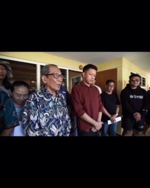 Bayu Skak Instagram - Innalillahiwainnailaihirojiun 
.
Seorang kakek yang selalu mendoakan untuk yang terbaik. Saya merasa beruntung sekali bisa menjadi cucu yang di setiap karya besar saya bisa didoakan oleh Mbah Kung saya. Doa dan semangatnya selalu menyertai saya di setiap pekerjaan yang saya kerjakan
.
Sardjam, seseorang yang di tahun 1957 mengayuh sepedahnya dari Candi, Sidoarjo menuju ke Malang. Sebelumnya kehidupannya di Sidoarjo sehari-hari mengarit untuk pakan ternak, perginya ke Malang untuk mencari penghidupan yang lebih baik. Setelah di Malang segala pekerjaan diterima olehnya mulai menjadi pelayan restoran hingga menjadi montir, hingga akhirnya Pak Sardjam bisa masuk menjadi pns dan berkeluarga di Kota Malang
.
Semangatnya untuk menjadi lebih baik Alhamdulillah juga tumbuh di pribadi saya. Dari masa berjuang sewaktu muda untuk hidup sehari-hari hingga akhir hayatnya semangat yang terus ditekankan adalah “anak putuku kudu unggul” inilah yang membuat beliau kerja keras untuk masa depan yang lebih baik
.
Pak Sardjam tutup usia hari ini di usianya yang ke 86 tahun. Beliau menyaksikan zaman Jepang, Republik ini lahir, kekacauan 65, reformasi, hingga saat ini. Selalu menjadi teman diskusi sejarah yang baik bersama saya, tidak hanya sejarah, pelajaran hidup juga banyak saya dapat dari Mbah Kung saya ini
.
Selamat jalan Pak Sardjam, Selamat jalan Mbah Kungku, Bayu sayang Mbah Kung.