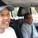 Bayu Skak Instagram - Innalillahiwainnailaihirojiun . Seorang kakek yang selalu mendoakan untuk yang terbaik. Saya merasa beruntung sekali bisa menjadi cucu yang di setiap karya besar saya bisa didoakan oleh Mbah Kung saya. Doa dan semangatnya selalu menyertai saya di setiap pekerjaan yang saya kerjakan . Sardjam, seseorang yang di tahun 1957 mengayuh sepedahnya dari Candi, Sidoarjo menuju ke Malang. Sebelumnya kehidupannya di Sidoarjo sehari-hari mengarit untuk pakan ternak, perginya ke Malang untuk mencari penghidupan yang lebih baik. Setelah di Malang segala pekerjaan diterima olehnya mulai menjadi pelayan restoran hingga menjadi montir, hingga akhirnya Pak Sardjam bisa masuk menjadi pns dan berkeluarga di Kota Malang . Semangatnya untuk menjadi lebih baik Alhamdulillah juga tumbuh di pribadi saya. Dari masa berjuang sewaktu muda untuk hidup sehari-hari hingga akhir hayatnya semangat yang terus ditekankan adalah “anak putuku kudu unggul” inilah yang membuat beliau kerja keras untuk masa depan yang lebih baik . Pak Sardjam tutup usia hari ini di usianya yang ke 86 tahun. Beliau menyaksikan zaman Jepang, Republik ini lahir, kekacauan 65, reformasi, hingga saat ini. Selalu menjadi teman diskusi sejarah yang baik bersama saya, tidak hanya sejarah, pelajaran hidup juga banyak saya dapat dari Mbah Kung saya ini . Selamat jalan Pak Sardjam, Selamat jalan Mbah Kungku, Bayu sayang Mbah Kung.