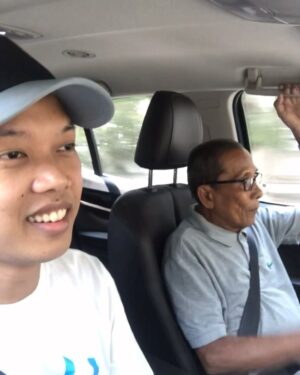Bayu Skak Instagram - Innalillahiwainnailaihirojiun 
.
Seorang kakek yang selalu mendoakan untuk yang terbaik. Saya merasa beruntung sekali bisa menjadi cucu yang di setiap karya besar saya bisa didoakan oleh Mbah Kung saya. Doa dan semangatnya selalu menyertai saya di setiap pekerjaan yang saya kerjakan
.
Sardjam, seseorang yang di tahun 1957 mengayuh sepedahnya dari Candi, Sidoarjo menuju ke Malang. Sebelumnya kehidupannya di Sidoarjo sehari-hari mengarit untuk pakan ternak, perginya ke Malang untuk mencari penghidupan yang lebih baik. Setelah di Malang segala pekerjaan diterima olehnya mulai menjadi pelayan restoran hingga menjadi montir, hingga akhirnya Pak Sardjam bisa masuk menjadi pns dan berkeluarga di Kota Malang
.
Semangatnya untuk menjadi lebih baik Alhamdulillah juga tumbuh di pribadi saya. Dari masa berjuang sewaktu muda untuk hidup sehari-hari hingga akhir hayatnya semangat yang terus ditekankan adalah “anak putuku kudu unggul” inilah yang membuat beliau kerja keras untuk masa depan yang lebih baik
.
Pak Sardjam tutup usia hari ini di usianya yang ke 86 tahun. Beliau menyaksikan zaman Jepang, Republik ini lahir, kekacauan 65, reformasi, hingga saat ini. Selalu menjadi teman diskusi sejarah yang baik bersama saya, tidak hanya sejarah, pelajaran hidup juga banyak saya dapat dari Mbah Kung saya ini
.
Selamat jalan Pak Sardjam, Selamat jalan Mbah Kungku, Bayu sayang Mbah Kung.
