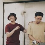 Bayu Skak Instagram - Innalilahiwainailaihi rojiun, selamat jalan Dim. Bakal kangen karo guyonanmu karo tingkah kocakmu. Awakmu wong apik Dim, senajano karaktere Michael iki eblas tapi wong asline Dimas iki Masaalah dijak ngerasani wong iku mesti gak gelem, mugo oleh panggonan sing paling apik saking Allah . Dimas Rendy atau biasa diceluk “Melip” pertama ndelok aku langsung klop nek misal dia iki duwe potensi sing iso ditonjolkan, waktu iku aku iling banget de’e melu antri melu casting Lokadrama Lara Ati sing diselenggarakan nok Mall Lenmarc. Pas wayahe seleksi nok panggung audisi actinge lanyah dan all out opo onone, sehingga memenangkan karakter Michael si tukang parkir melip nok season 1. Amergo membuktikan actinge apik nok season 1 akhire karakter Michael ditambahi perane nok season 2. Bahkan nek nonton Lara Ati season 2 hampir kabeh episode ono Michael. Karaktere Dimas sing kocak bener-bener iso nguripi karakter si Michael iki Rek . Dimas Rendy wis ono 4 bulanan iki sakit, beberapa kali tes darah dan sebenere gak ada apa-apa. Iki mau pas ono waktu berbincang karo pihak keluarga kondo nek misale Dimas 2 mingguan terakhir kondisine memburuk mergo sesek & asam lambung naik, ketika masuk makanan juga perih. 3 hari terakhir Dimas masuk ICU mergo kritis disertai vertigo akut. Dino iki tanggal 5 pukul 00:08 Dimas berpulang, nyuwun tolong kabeh Rek dungone kanggo Dimas, Al-Fatihah kanggo Dimas Rendy 🙏🏽