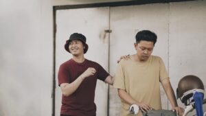 Bayu Skak Instagram - Innalilahiwainailaihi rojiun, selamat jalan Dim. Bakal kangen karo guyonanmu karo tingkah kocakmu. Awakmu wong apik Dim, senajano karaktere Michael iki eblas tapi wong asline Dimas iki Masaalah dijak ngerasani wong iku mesti gak gelem, mugo oleh panggonan sing paling apik saking Allah
.
Dimas Rendy atau biasa diceluk “Melip” pertama ndelok aku langsung klop nek misal dia iki duwe potensi sing iso ditonjolkan, waktu iku aku iling banget de’e melu antri melu casting Lokadrama Lara Ati sing diselenggarakan nok Mall Lenmarc. Pas wayahe seleksi nok panggung audisi actinge lanyah dan all out opo onone, sehingga memenangkan karakter Michael si tukang parkir melip nok season 1. Amergo membuktikan actinge apik nok season 1 akhire karakter Michael ditambahi perane nok season 2. Bahkan nek nonton Lara Ati season 2 hampir kabeh episode ono Michael. Karaktere Dimas sing kocak bener-bener iso nguripi karakter si Michael iki Rek
.
Dimas Rendy wis ono 4 bulanan iki sakit, beberapa kali tes darah dan sebenere gak ada apa-apa. Iki mau pas ono waktu berbincang karo pihak keluarga kondo nek misale Dimas 2 mingguan terakhir kondisine memburuk mergo sesek & asam lambung naik, ketika masuk makanan juga perih. 3 hari terakhir Dimas masuk ICU mergo kritis disertai vertigo akut. Dino iki tanggal 5 pukul 00:08 Dimas berpulang, nyuwun tolong kabeh Rek dungone kanggo Dimas, Al-Fatihah kanggo Dimas Rendy 🙏🏽