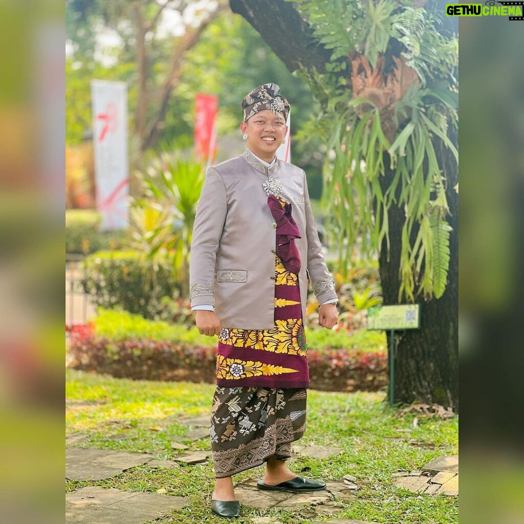 Bayu Skak Instagram - Untuk upacara di Istana kali ini saya mengenakan pakaian adat dari Bali. Terakhir upacara di Istana 2019 dulu sudah memakai adat Jawa. Dibantuin sesegera mungkin oleh @putribddn untuk mengenakan baju adat Bali ini 😄 . DIRGAHAYU REPUBLIK INDONESIA YANG KE-78! TERUS MELAJU UNTUK INDONESIA MAJU Istana Negara