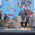 Bayu Skak Instagram – Hari ini berkesempatan untuk mengobrol bersama Pak @sandiuno di acara @apresiasikreasiindonesia saya ditanya tentang potensi umkm bisa diikut sertakan dalam karya film/ series. Jawaban saya adalah harus! karena menurut saya Film/Series merupakan lokomotif untuk menarik gerbong-gerbong industri yang lainnya, dan salah satunya adalah UMKM. Bisa dilihat bahwa di Lokadrama Lara Ati season 2 ini kami menyuarakan UMKM dengan mengkolaborasikan cerita di seriesnya dengan UMKM Bu Rudy 😃👍🏼 Surabaya, Indonesia