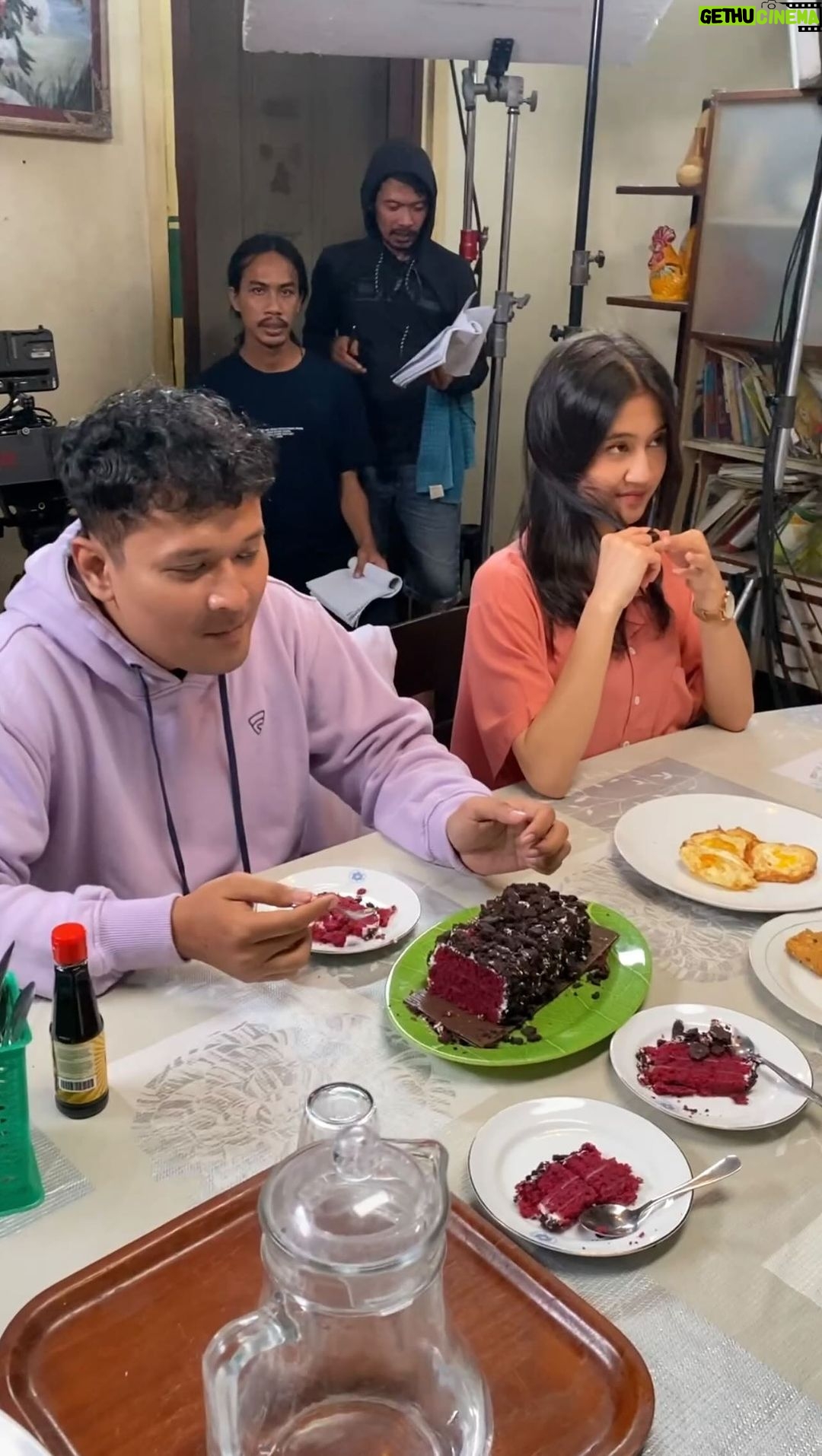 Bayu Skak Instagram - Situasi lokasi shooting Lara Ati season 2. Mas Say dan Dek Yang selalu ribut melulu #LaraAtiLokadramaS2 #LaraAti