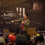 Bayu Skak Instagram – Senang sekali hari ini bisa sharing & bertukar pikiran bersama peminat, penggiat, penikmat film yang ada di Garut
.
ini kali pertama saya datang ke Garut, kesan pertama saya takjub melihat anak-anak di sini sudah banyak diikut sertakan ke project project besar seperti Suparman reborn, Preman Pensiun dll. Semangat yang digaungkan juga selaras dengan yang saya lakukan selama ini yaitu agar yang di daerah juga bisa bersaing. Pada dasarnya karya kreatif berupa Film dan Series adalah lokomotif untuk menarik gerbong2 industri lain yang ada di daerah tersebut, seperti contoh sektor pariwisata akan lebih dikenal jika dimasukan ke karya film atau series
.
@garutfilmforum #filmeet Garut, Jawa Barat