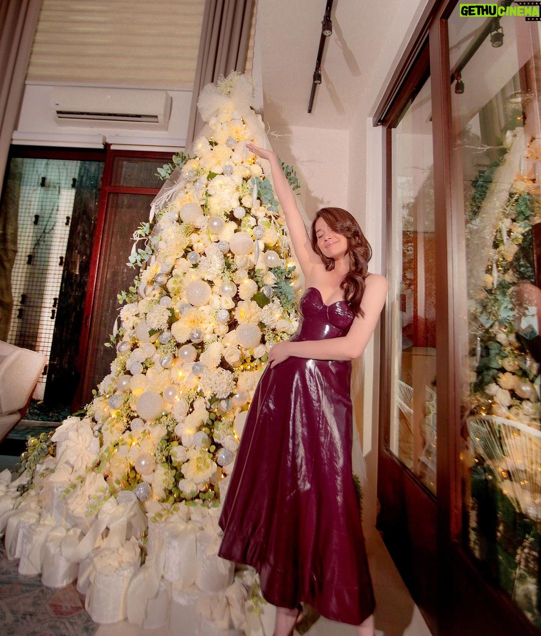 Bea Alonzo Instagram - I asked @gideonhermosa to make me a Christmas tree this year, and he asked what type? I told him, sya na bahala. And then I got home and saw this beautiful bridal Christmas tree! Very timely 👰🏻♀️💕 Thanks. Gids! I love it! 🎄