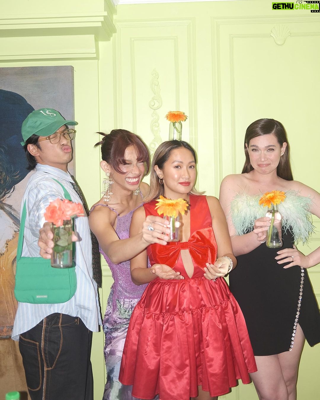 Bea Alonzo Instagram - Fun times at the Oppo Thanksgiving dinner. The theme was Wes Anderon’s aesthetic. Ewan ko kung nasunod namin, but it didn’t matter. I had a great time with my fellow @oppophilippines ambassadors! More nights like this, please!!🎉🎉🎉 P.S I’m so jealous of @davidguison and @darylchang ‘s OppoXAmbush collab phones!😭😍 Will definitely get one! Thanks, David and @markednicdao for the photos! 🥂