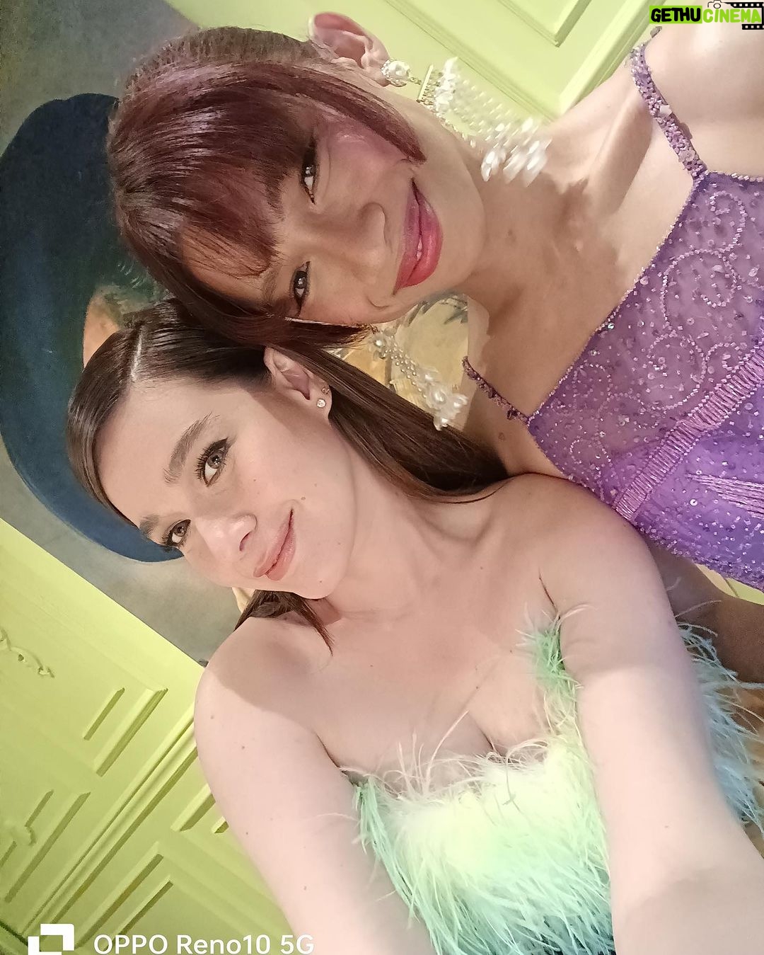 Bea Alonzo Instagram - Fun times at the Oppo Thanksgiving dinner. The theme was Wes Anderon’s aesthetic. Ewan ko kung nasunod namin, but it didn’t matter. I had a great time with my fellow @oppophilippines ambassadors! More nights like this, please!!🎉🎉🎉 P.S I’m so jealous of @davidguison and @darylchang ‘s OppoXAmbush collab phones!😭😍 Will definitely get one! Thanks, David and @markednicdao for the photos! 🥂
