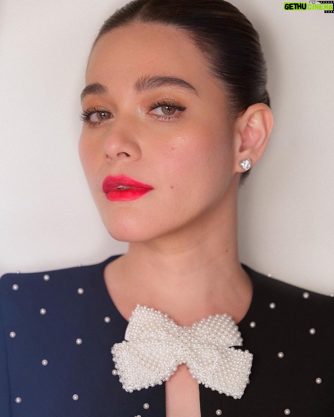 Bea Alonzo Instagram - Crazy BOW you 🎀🤣 Feeling the holiday vibes in this @rebeccavallance number ❤️ 📸 @johnvalle20