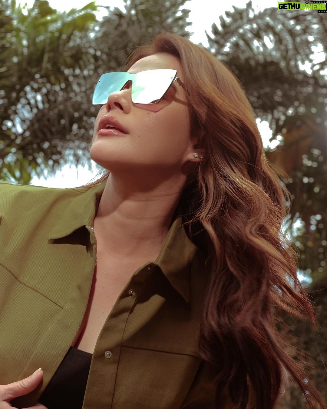 Bea Alonzo Instagram - Keep looking up 😎 @executiveoptical