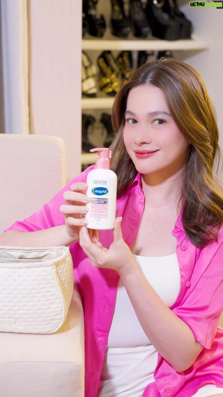 Bea Alonzo Instagram - Beauty begins with healthy, radiant skin! Don’t forget the crucial step of creating a healthy canvas before applying makeup. Here’s a peek of my must-have products in my makeup bag that enhance your natural beauty! @cetaphilbrighthealthyradiance #BrightAboutSkin