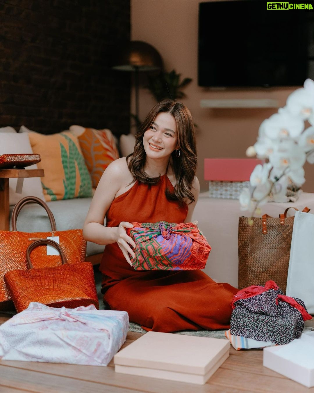 Bea Alonzo Instagram - 🎁✨ This holiday season, I'm making my shopping spree eco-conscious with my BPI Credit Card! From sustainable gifts to home additions, it's all about celebrating Christmas with a touch of green. Let's shop responsibly and spread the festive cheer sustainably! 🌿🌟 Get a BPI Card today: https://www.bpi.com.ph/personal/cards/credit-cards @officialbpi