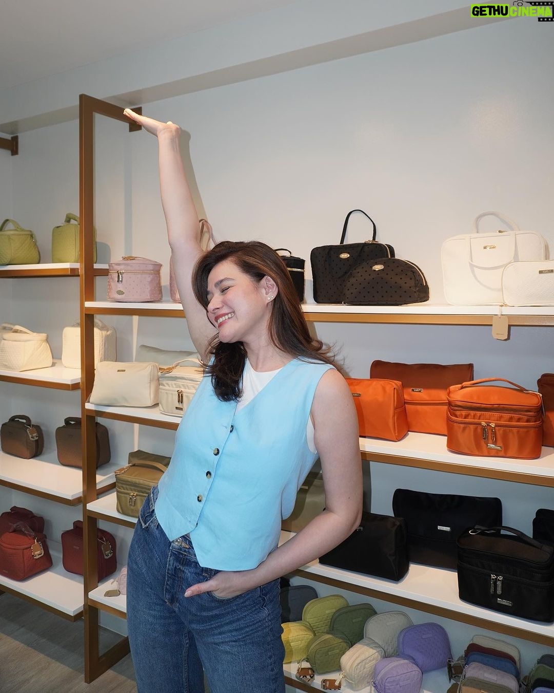 Bea Alonzo Instagram - The Bash office is finally done, and we’re thrilled that we can do all our meetings here! Shoutout to my partners in bash for doing this with me!!❤️ Love you girls! 🥹 Btw, we’re still in Noel Bazaar until tomorrow! Don’t miss out on getting your favorite items before we run out of stocks (again!🥰). Of course, we are available on Lazada, Shopee, and Tiktok Shop. Link in bio 👆🏻 @bash.manila