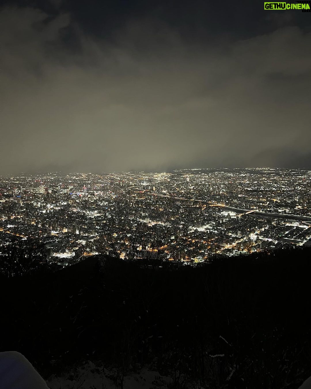 Bea Alonzo Instagram - Beautiful view from Mount Moiwa. Dom and I decided to be cheesy and got ourselves a lovelock and put it on the railings. Sabi nila goodluck daw for lovers 🥰 Tinapon na namin yung key, pang forever nato. Hahhahaha 🤣 @discover_grp