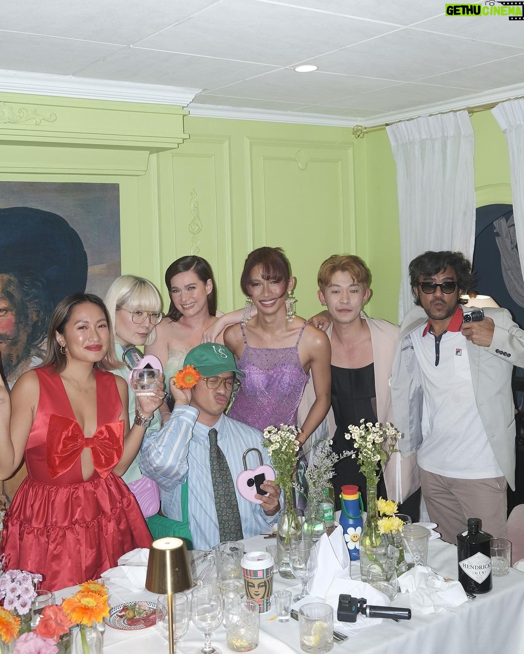 Bea Alonzo Instagram - Fun times at the Oppo Thanksgiving dinner. The theme was Wes Anderon’s aesthetic. Ewan ko kung nasunod namin, but it didn’t matter. I had a great time with my fellow @oppophilippines ambassadors! More nights like this, please!!🎉🎉🎉 P.S I’m so jealous of @davidguison and @darylchang ‘s OppoXAmbush collab phones!😭😍 Will definitely get one! Thanks, David and @markednicdao for the photos! 🥂
