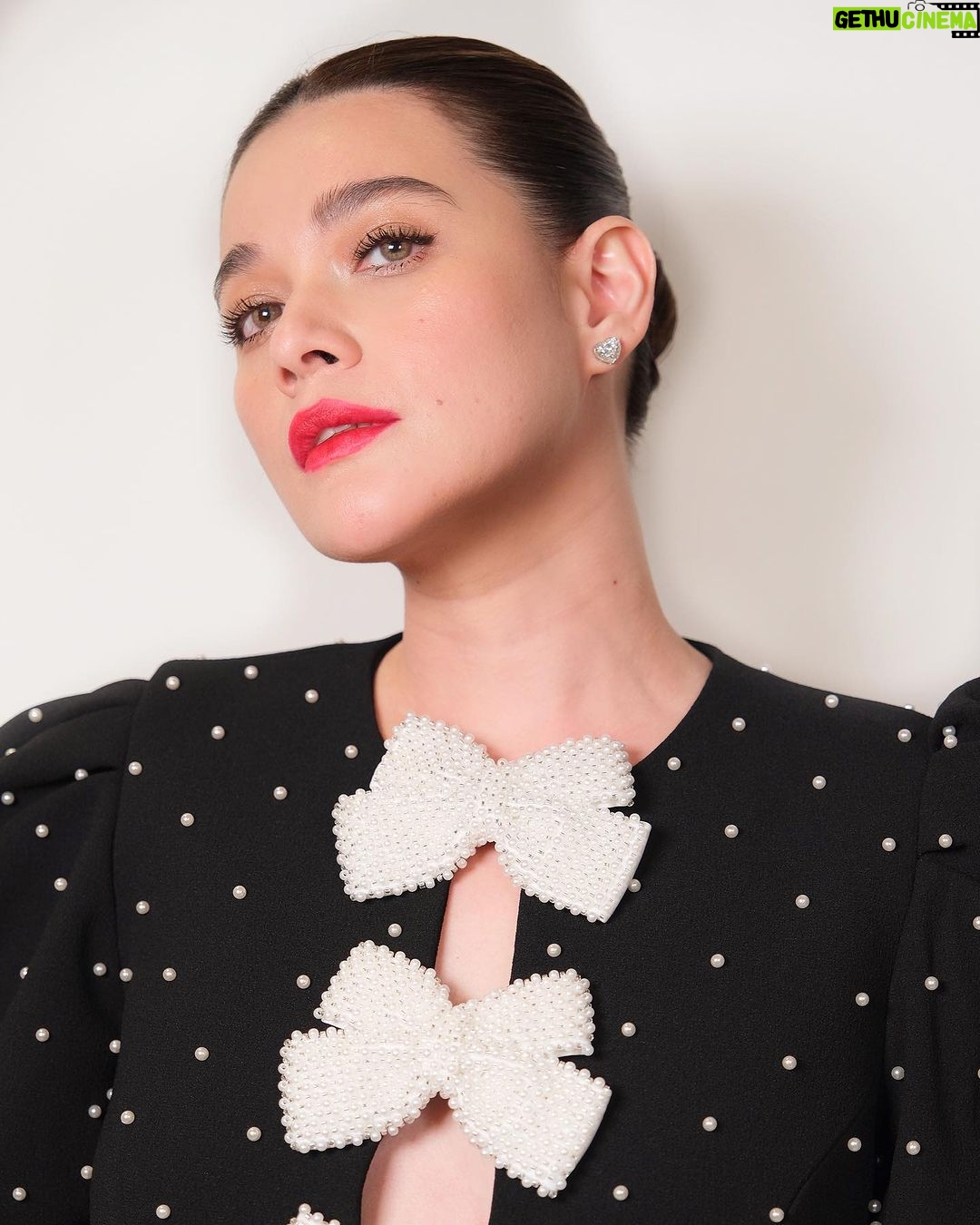Bea Alonzo Instagram - Crazy BOW you 🎀🤣 Feeling the holiday vibes in this @rebeccavallance number ❤️ 📸 @johnvalle20