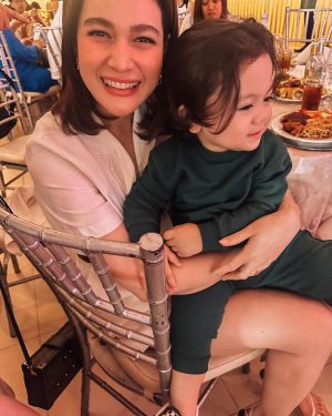 Bea Alonzo Instagram - Chismisan muna bago magpa-picture! 🤣 Thanks Ackie, and @beatriz_saw for inviting us to my inaanak’s first bday celebration. Ang saya ng Sunday ko! Happy bday Addie! ❤️
@beatriz_saw  @dimplesromana