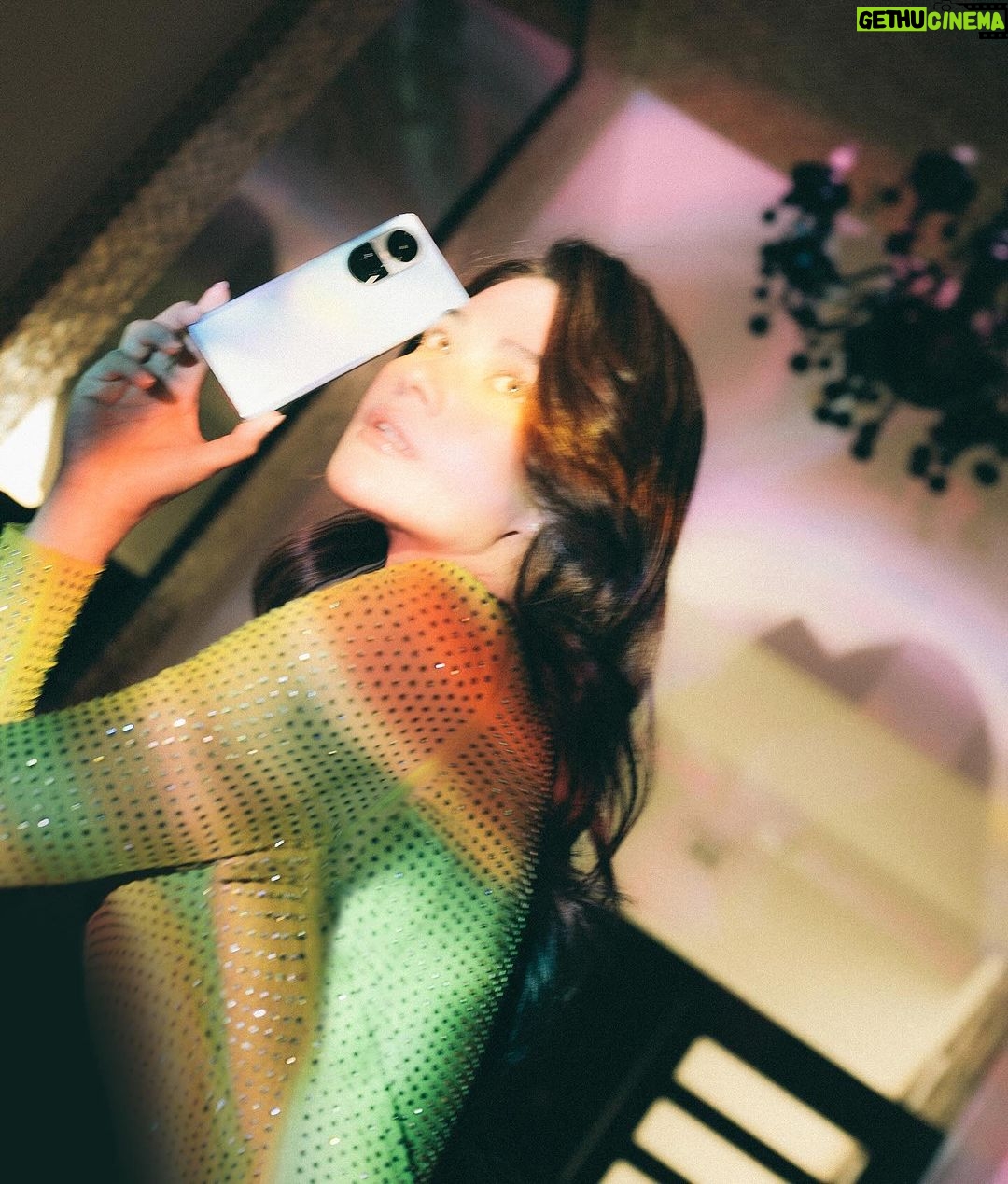 Bea Alonzo Instagram - Saturday night vibes with my Oppo Reno 10 Series 5G 🖤 @oppophilippines