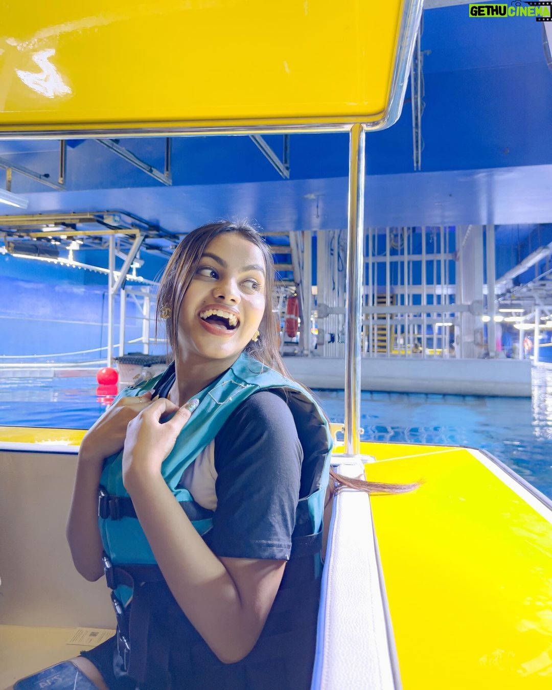 Beauty Khan Instagram - Dubai aquarium 🐟 . . #beautians #beautykhan Dubai, United Arab Emirates