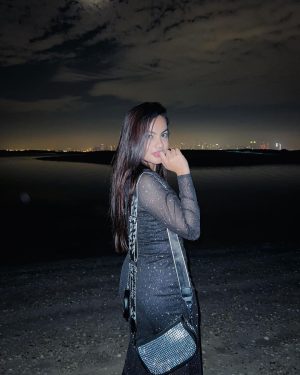 Beauty Khan Instagram - Happy new year ,same me. Big goals. Cheers to 2024❤️🥳
.
.
#beautians #happynewyear #2024